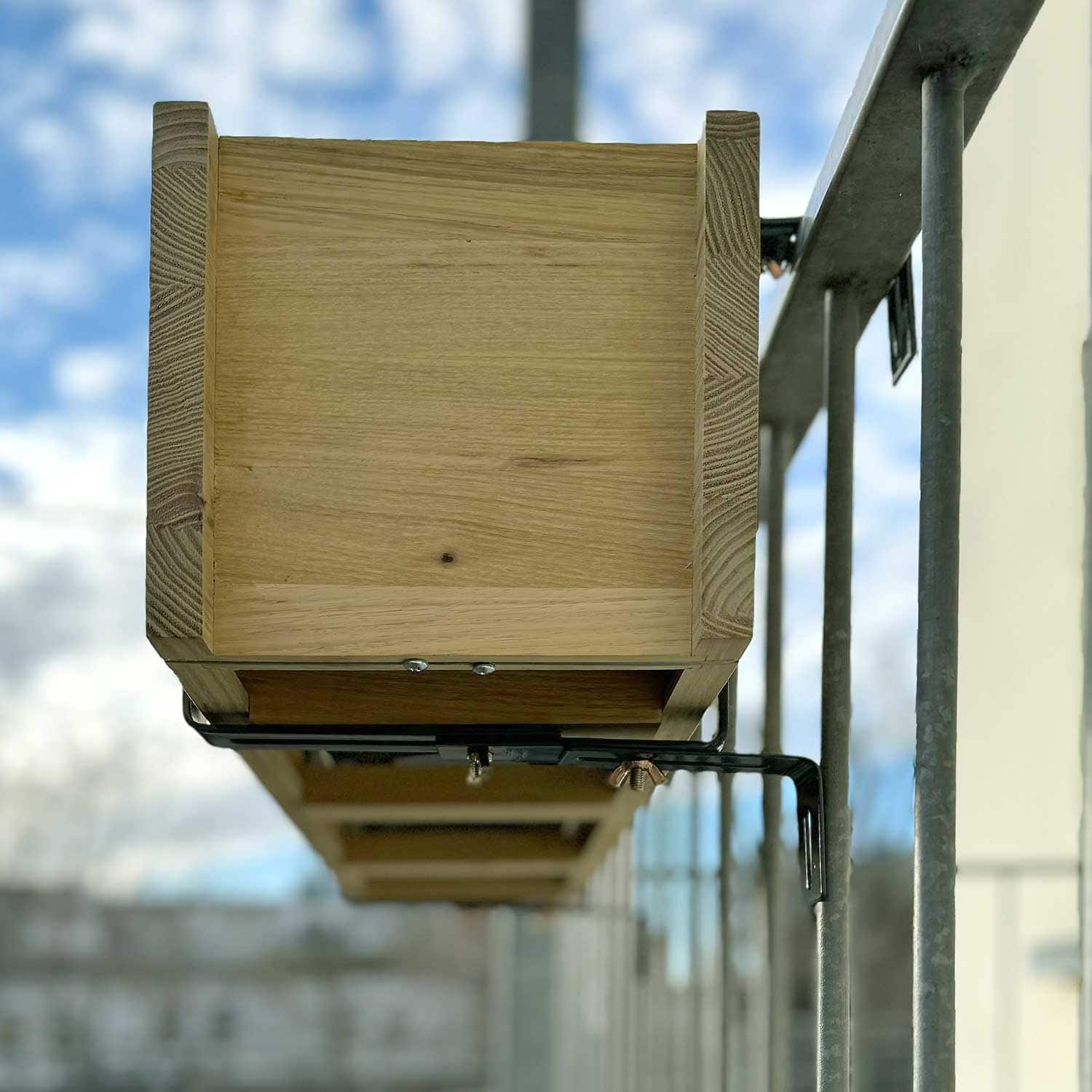 Blumenkasten aus Robinie, 87 cm lang, am balkon