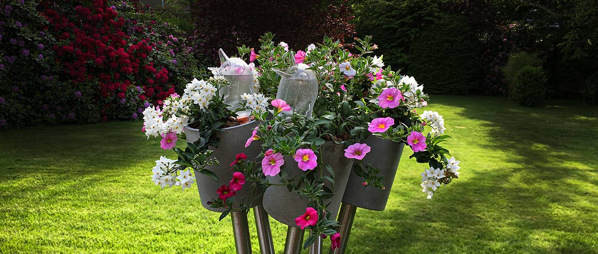 Pflanzenständer Im Garten Bepflanzt Mit Wasserspeicher