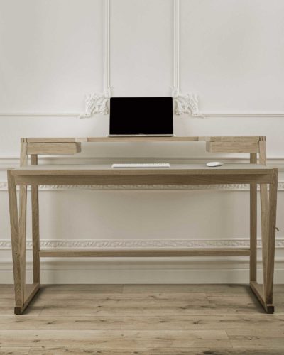 urban-desk extended in a living room - oak