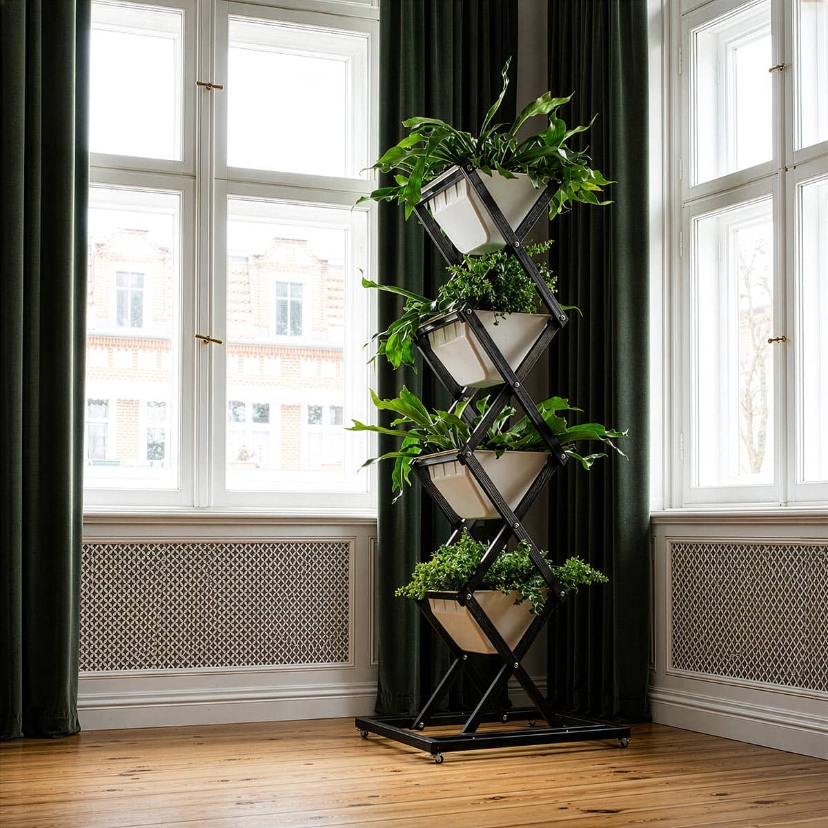 Schwarzer Indoor Garten Aus Geöltem Eschenholz Mit Grünpflanzen In Einem Wohnzimmer