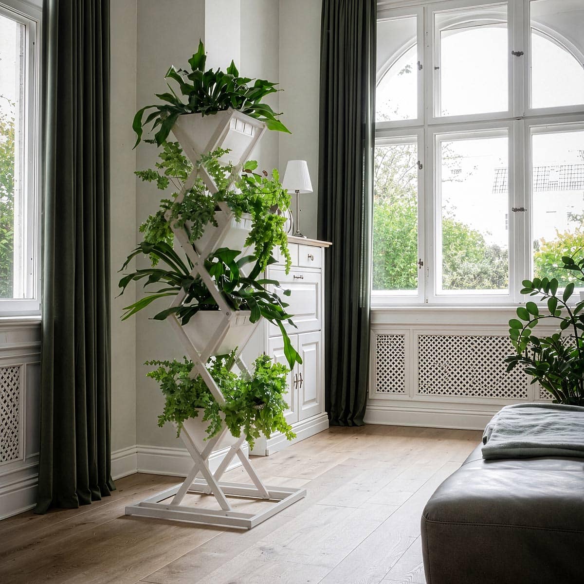 Weißer Indoor Garten Mit Grünpflanzen im Wohnzimmer