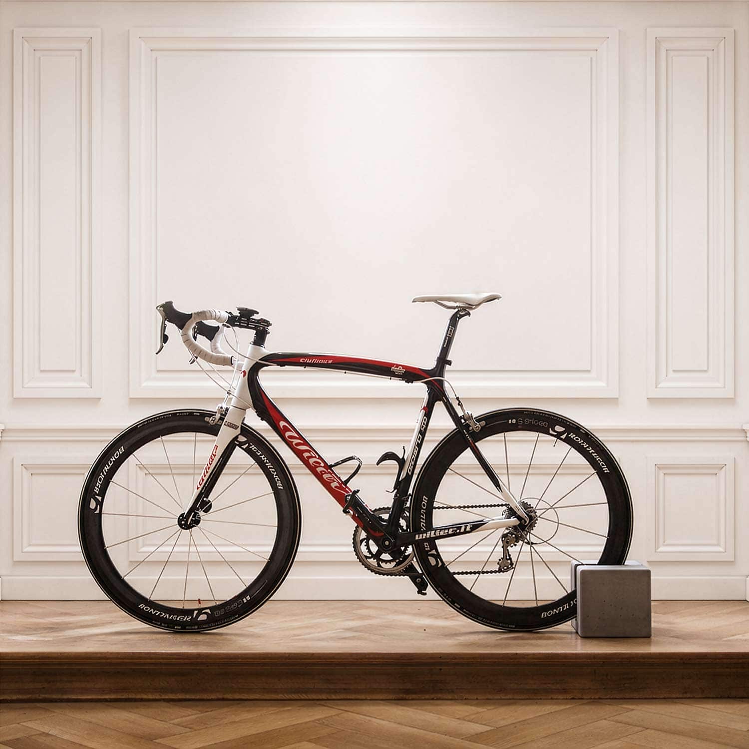 Rennrad steht im BIKEBLOCK Fahrradständer aus Beton im Wohnraum